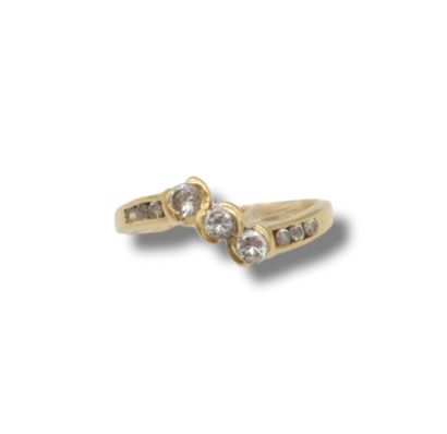 null Ring in yellow gold 750, set with 6 small white stones, and 3 medium white stones....