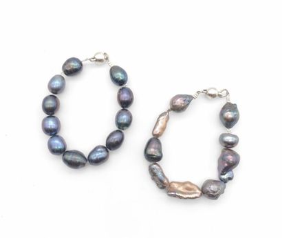 null Two bracelets, one in baroque pearls and the second in Tahitian pearls