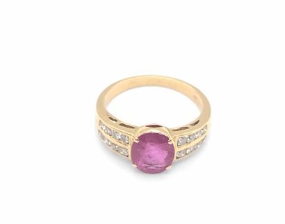 null *Ring in yellow gold 750, set with an oval pink sapphire and two lines of 8...