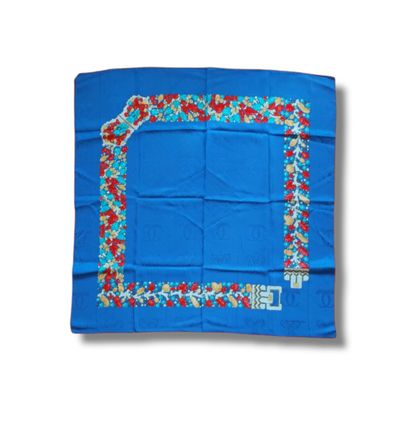 null CARTIER, Scarf "Must" in blue silk twill, decorated with jewels in shades of...