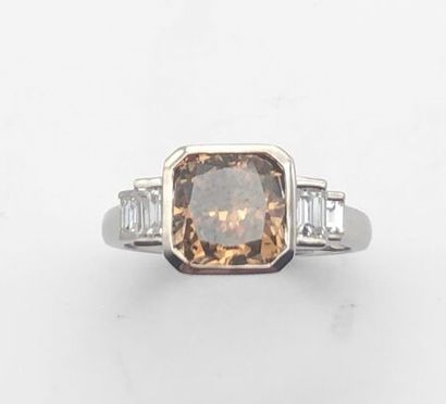 null *Ring in white gold 750, set with a cushion-cut cognac diamond (3.18 cts) and...