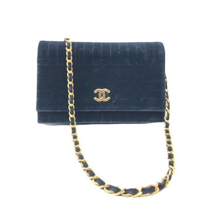 null CHANEL, Embossed navy blue velvet evening bag, gold metal chain and leather,...