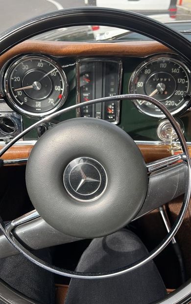 null Mercedes-Benz 280 SL 1968

Carte grise suisse
Numéro de châssis 113 044 100...