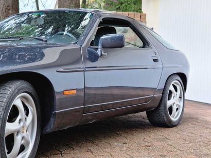 null PORSCHE 928 s4 

Mechanical gearbox 
Swiss registration
Chassis number WP0 ZZZ...