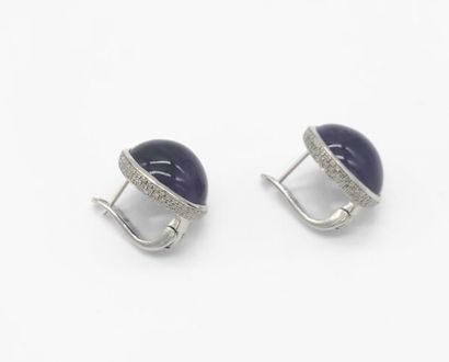 null *Paire de boucles d'oreilles en argent 925 doré, chacune ornée d'un important...