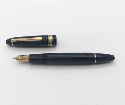 null MONTBLANC, Stylo-plume Meisterstück n° 146, corps en résine noire, plume M en...