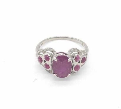 null *Ring in white gold 375 set with a central oval ruby of about 3 cts and small...
