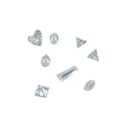 null Lot de huit diamants sur papiers, différentes tailles : deux triangles, un carré,...