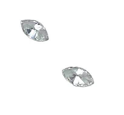 null Deux diamants sur papier, taille navette, total env. 0.56 ct
