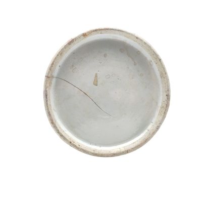 null CHINE, Canton - Fin XIXe siècle
Théière en porcelaine décorée en émaux polychromes...