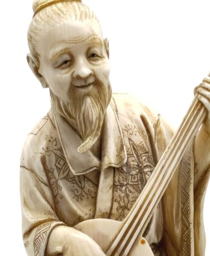 null JAPON - Epoque MEIJI (1868 - 1912)
Okimono en ivoire, joueur de samisen debout,...