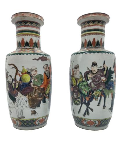 null CHINE - Vers 1900
Paire de vases rouleaux en porcelaine émaillée polychrome...