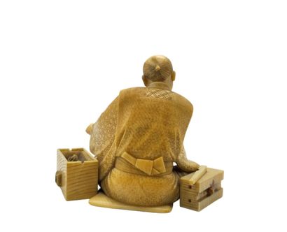 null JAPON - Epoque MEIJI (1868 - 1912)
Okimono en ivoire, fabricant de sabre assis....
