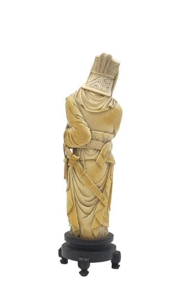null CHINE - Début XXe siècle Statuette de guerrier debout en ivoire, vêtu de sa...