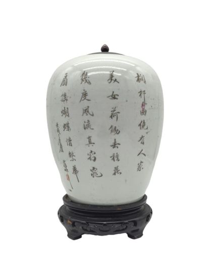 null CHINE - Epoque de la République - MINGUO (1912 - 1949)
Pot à gingembre en porcelaine...