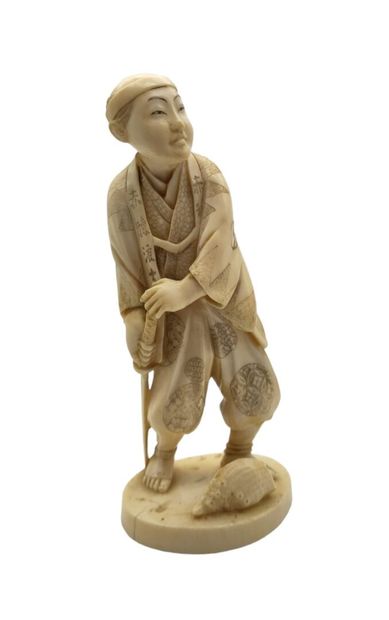 null JAPON - Début XXe siècle
Okimono en ivoire, pêcheur debout, tenant un sabre,...