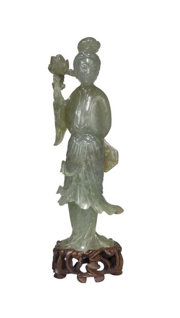 null CHINE - XXe siècle
Statuette de jeune femme en jadéite verte tenant une branche...