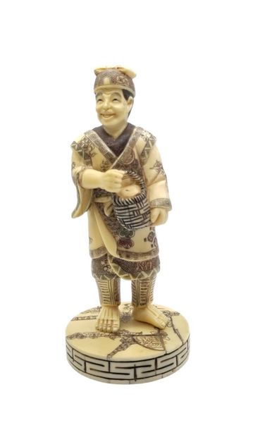 null CHINE DANS LE STYLE JAPONAIS - XXe siècle
Statuette de paysan debout en placage...