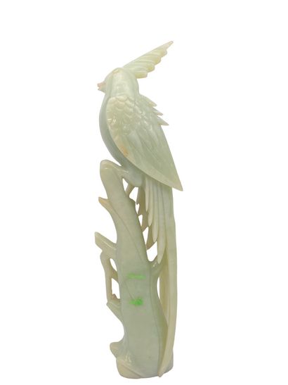 null CHINE - XXe siècle
Oiseau en jadéite blanche et verte debout sur une branche....