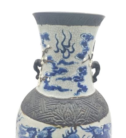 null CHINE, Nankin - Fin XIXe siècle
Vase de forme balustre en porcelaine décorée...