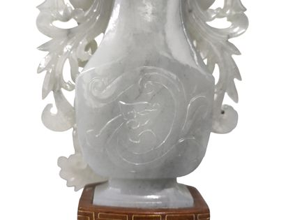 null CHINA - 20th century
Covered vase with two handles and chain in grey jade (nephrite)...