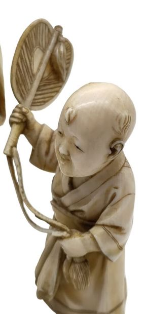 null JAPON - Epoque MEIJI (1868 - 1912)
Okimono en ivoire, joueur de samisen debout,...