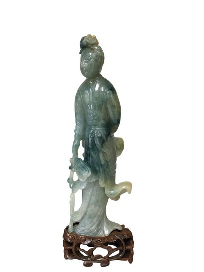 null CHINE - XXe siècle
Statuette de jeune femme en jadéite grise, debout tenant...