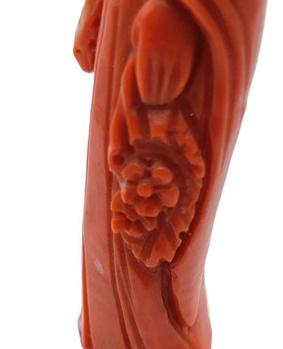 null CHINE - XXe siècle
Statuette de jeune femme debout en corail rouge tenant une...