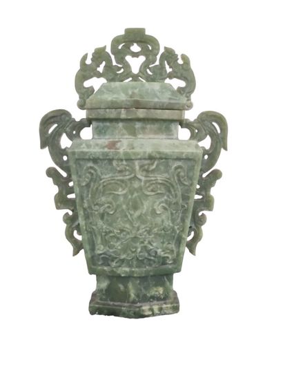 null CHINE - XXe siècle
Vase couvert jade (néphrite) vert sculpté de deux phénix...