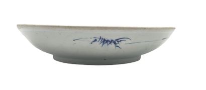 null CHINE - XIXe siècle
Coupe en porcelaine décorée en bleu sous couverte de deux...