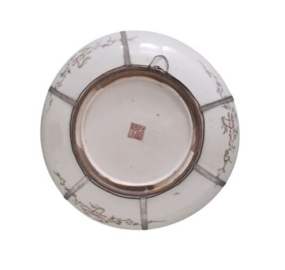 null CHINE - Début XXe siècle
Plat en porcelaine décorée en émaux polychromes de...