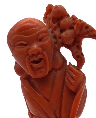 null CHINE - XXe siècle
Stautette de Shoulao debout en corail rouge sculpté tenant...