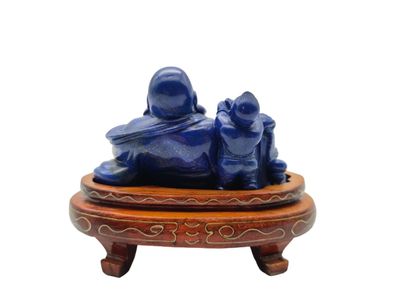 null CHINE - XXe siècle
Statuette de bouddha en sodalite assis contre son sac, accompagné...