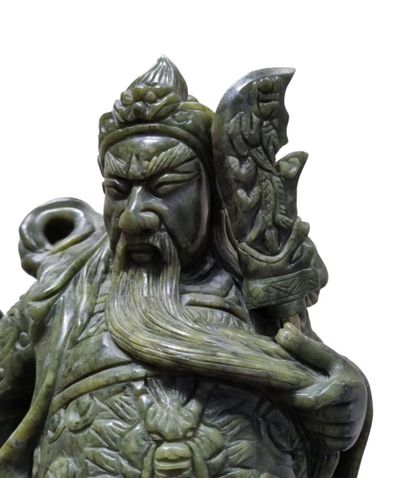 null CHINE - XXe siècle
Statuette de Guanyu jade (néphrite) verte debout tenant sa...