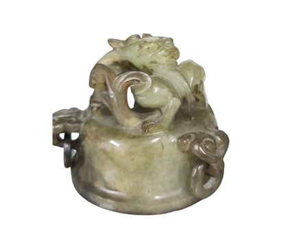 null CHINE - XXe siècle
Brûle-parfum tripode en jade (néphrite) céladon et brun,...