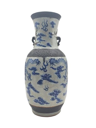 null CHINE, Nankin - Fin XIXe siècle
Vase de forme balustre en porcelaine décorée...