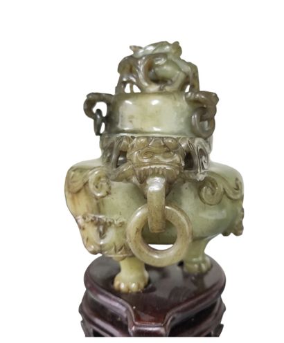 null CHINE - XXe siècle
Brûle-parfum tripode en jade (néphrite) céladon et brun,...