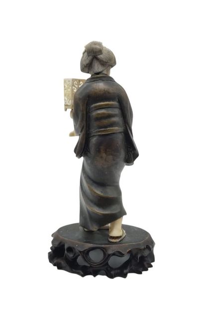 null CHINE DANS LE STYLE JAPONAIS - XXe siècle
Statuette en bronze et ivoire, jeune...