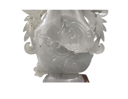 null CHINE - XXe siècle
Vase couvert à deux anses et chaînette en jade (néphrite)...