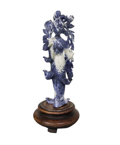 null CHINE - XXe siècle
Statuette de jeune femme en sodalite blanche, et bleu foncé...