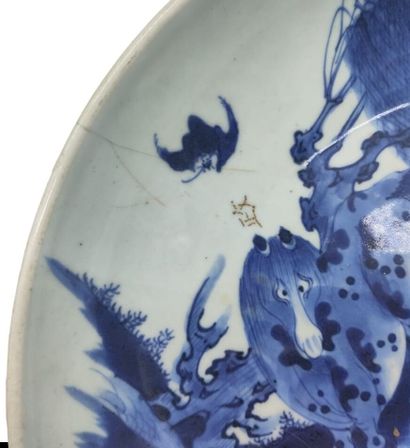 null CHINE - XIXe siècle
Coupe en porcelaine décorée en bleu sous couverte de deux...