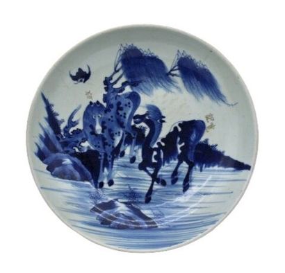 null CHINE - XIXe siècle
Coupe en porcelaine décorée en bleu sous couverte de deux...