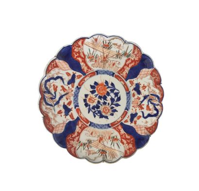 null JAPON, Imari - Epoque MEIJI (1868 - 1912)
Plat en porcelaine décorée en bleu...