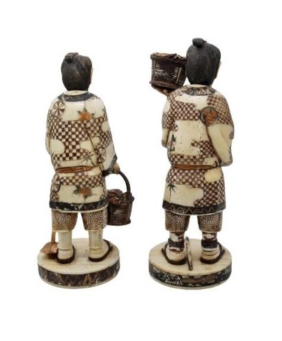 null CHINA IN THE JAPANESE STYLE - 20th century
Two statuettes of peasants in bone...