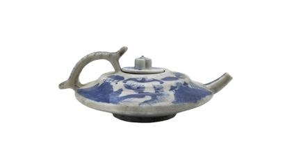 null CHINE - XXe siècle
Verseuse de forme plate en porcelaine décorée en bleu sous...