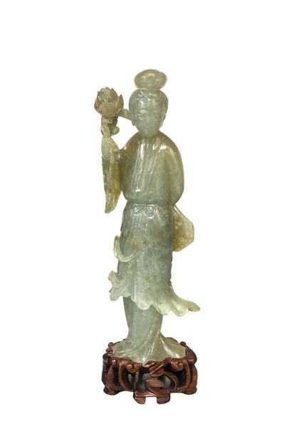 null CHINE - XXe siècle
Statuette de jeune femme en jadéite verte tenant une branche...