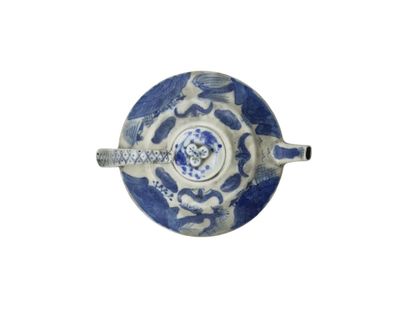null CHINE - XXe siècle
Verseuse de forme plate en porcelaine décorée en bleu sous...