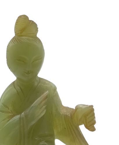 null CHINE - XXe siècle
Statuette de jeune femme en serpentine céladon. (égrenures)....