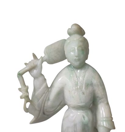 null CHINE - XXe siècle
Statuette de jeune femme en jadéite céladon et vert pomme,...