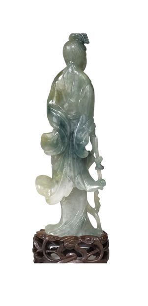 null CHINE - XXe siècle
Statuette de jeune femme en jadéite grise, debout tenant...